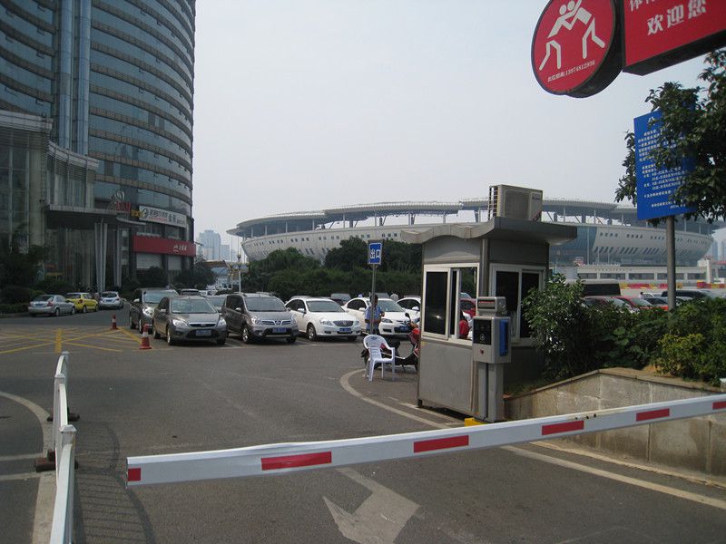 賀龍?bào)w育館停車場